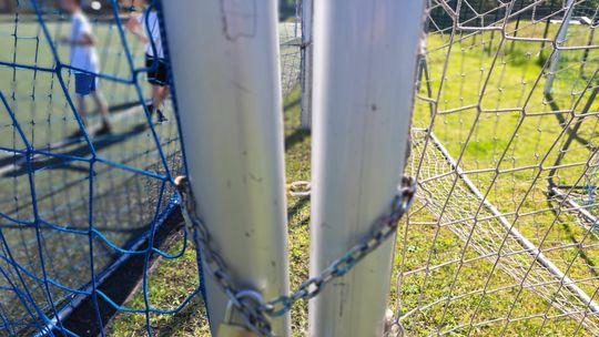 Bramki skuli łańcuchami. To skandal - ocenia czytelnik