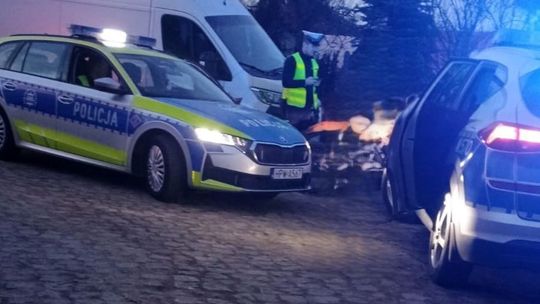Brawurowa ucieczka nastolatka. Jechał na jednym kole i uderzył w radiowóz
