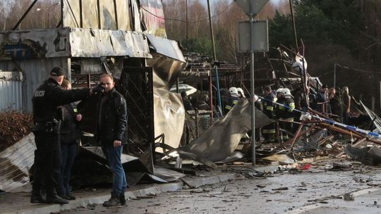 Broń i butla czy fajerwerki były przyczyną wybuchu na targowisku?