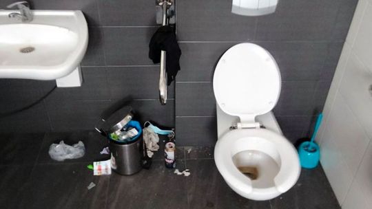 Brud i smród w toalecie na dworcu w Gryfinie 
