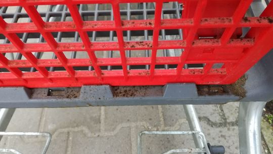 Brudne koszyki nie zachęcają do zakupów