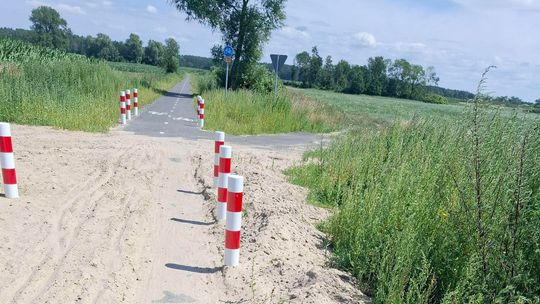 Bubel zamiast atrakcji? Nowa ścieżka rowerowa tonie w piachu i dwumetrowych ostach