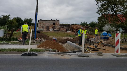 Budują przy głównej drodze