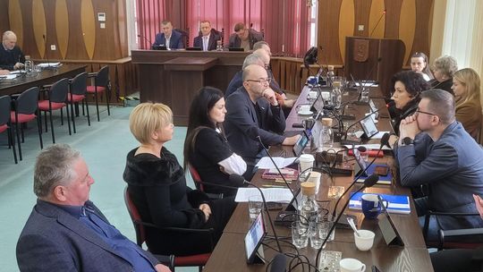 Budżet wreszcie uchwalony. Kogo w ostatniej chwili "przekonał" burmistrz?