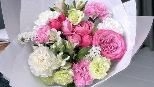 Bukiet na Rocznicę lub Urodziny: Jak Wybrać w Warszawie