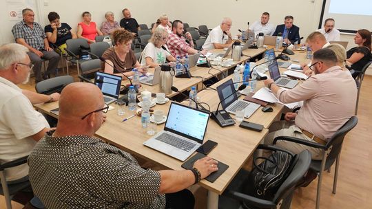 Burmistrz bez wotum zaufania. Radni krytykują raport przedstawiony przez władze gminy