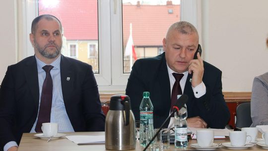 Burmistrz „gościem” na najważniejszej sesji? Techniczny paraliż i budżetowy finał w Mieszkowicach i Gryfinie