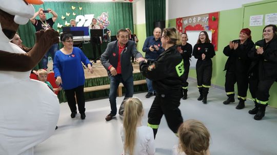 Burmistrz i strażacy ruszyli do… tańca. Wszystko dzięki NIESPODZIANCE [FOTO, WIDEO]
