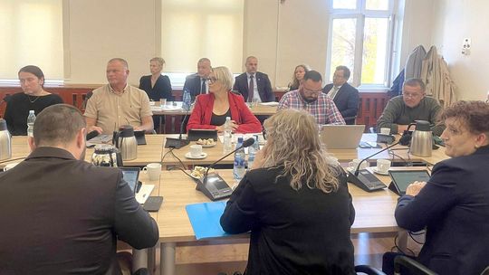 Burmistrz idzie na łatwiznę i organizuje nadzwyczajne sesje, zamiast zwykłych