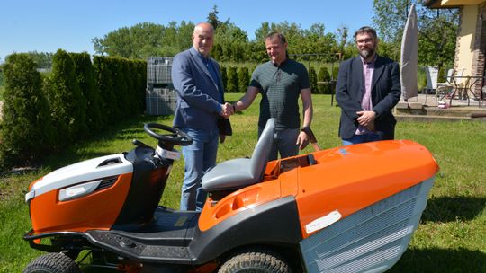 Burmistrz lansuje się z traktorkami jednej marki