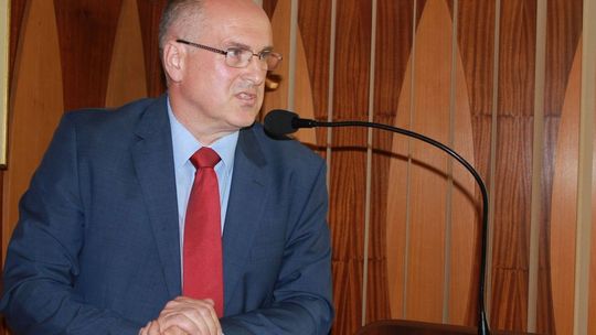 Burmistrz „miłościwie nam panuje” czy rządzi? I dlaczego ukrywa się przed mediami? 