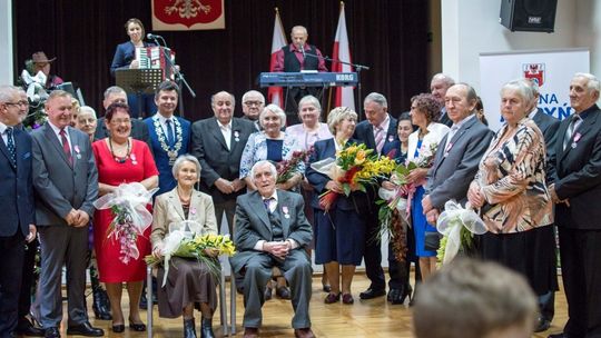 Burmistrz nagradza pary obchodzące złote gody