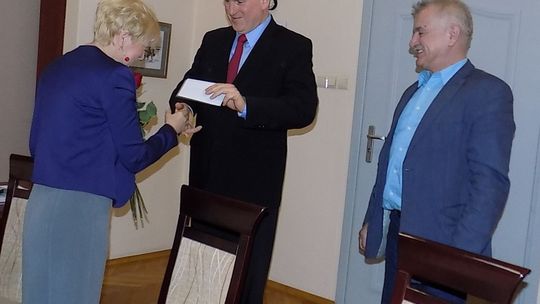 Burmistrz nagrodził za własne pieniądze