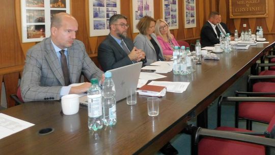 Burmistrz nie przygotował uchwały śmieciowej, ale wrzuca uchwałę podwyższającą podatki Burmistrz nie przygotował uchwały śmieciowej, ale wrzuca uchwałę podwyższającą podatki