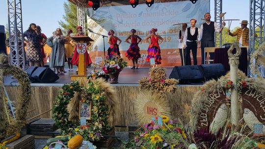 Burmistrz obtańcował dożynkowy wieniec [WIDEO]