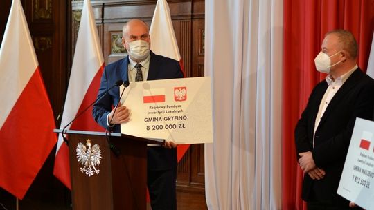 Burmistrz odebrał symboliczny czek 