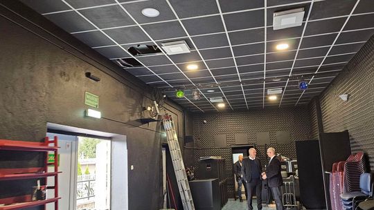 Burmistrz pod dziurawym sufitem. Posłowie PiS w "zrujnowanym" obiekcie debatują o parku