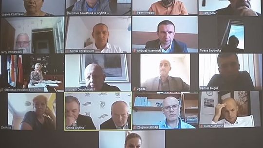 Burmistrz pogryzł się z powiatem o halę i szkołę. Sawaryn stawia ultimatum