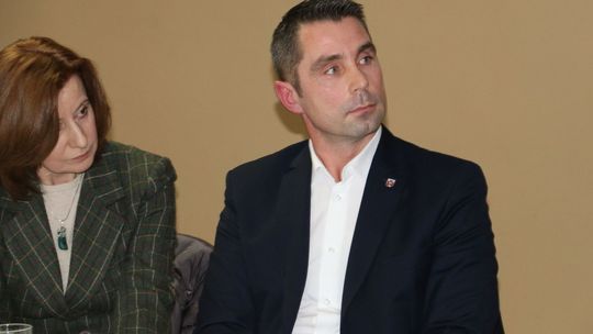 Burmistrz przedstawia swoje argumenty za reorganizacją szkół