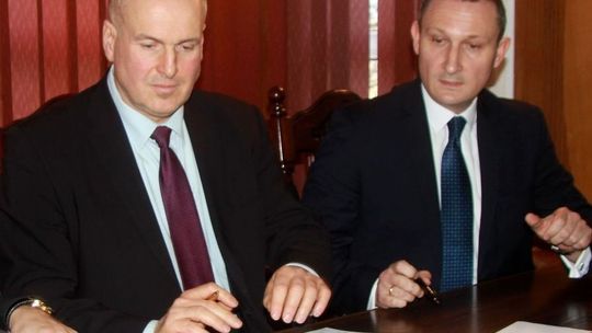 Burmistrz przyznaje urzędnikom nagrody