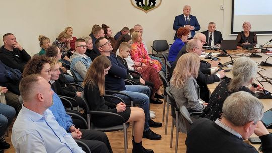 Burmistrz rakiem wycofuje się z likwidacji szkoły