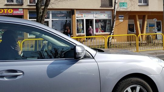 Burmistrz Sawaryn łamie przepisy. Nie tylko rozmawia przez komórkę podczas jazdy, ale...