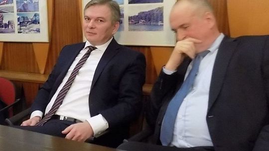 Burmistrz Sawaryn milczy na temat mobbingu i swego zastępcy