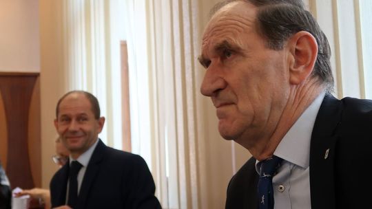 Burmistrz Sawaryn oraz radni GIS i PiS użyli propagandy, atakując chęć pomocy mieszkańcom gminy - ocenia Andrzej Urbański