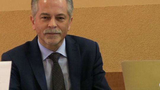 Burmistrz tłumaczy się z wynajmu mieszkania i pomieszkiwania w części hotelowej Centrum