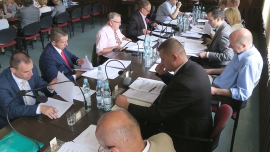 Burmistrz w sądzie, a radni mają pretensje