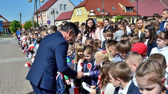 Burmistrz wręczał biało-czerwone flagi Burmistrz wręczał biało-czerwone flagi