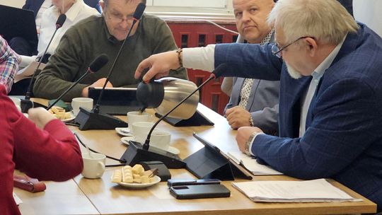 Burmistrz zaczął od siebie. Zadbał o swój gabinet, ale nie o podstawowe potrzeby podwładnych Burmistrz zaczął od siebie. Zadbał o swój gabinet, ale nie o podstawowe potrzeby podwładnych