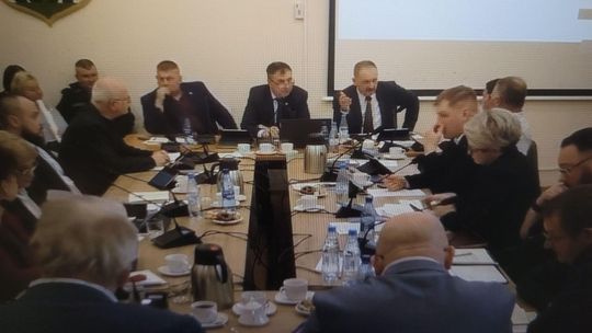 Burmistrz ze swoimi radnymi chce zlikwidować dwie szkoły