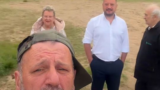 Burmistrza Wieruszowa przyjęli na błotnistej plaży. Godny gość w niegodnych warunkach?
