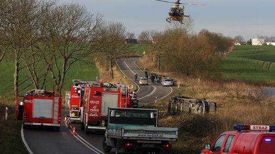 Bus z 5 osobami omal nie wpadł do jeziora [FOTO]