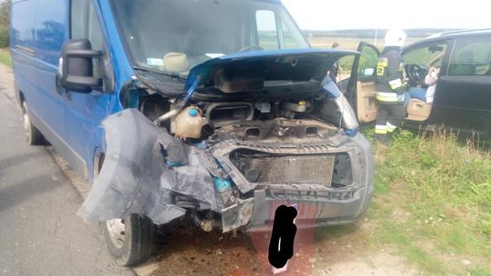 Busem z siłą uderzył w osobówkę