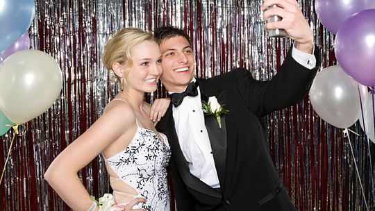 Czerwone wino czy butelkowa zieleń? Studniówkowa moda 2023