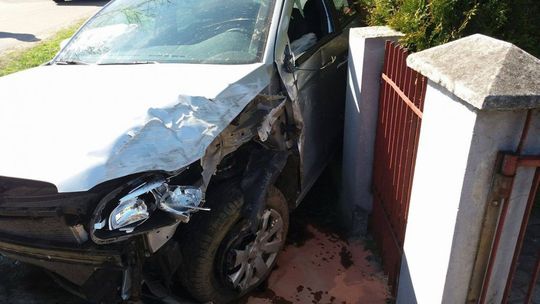 Był tak pijany, że wjechał w ogrodzenie