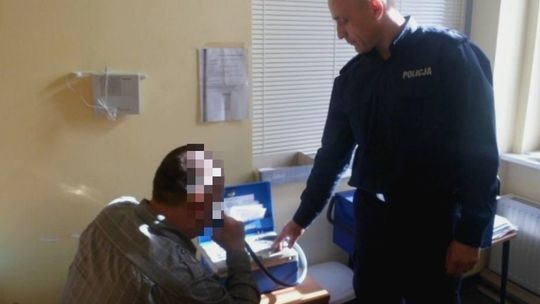 Był tak pijany, że wtargnął na ulicę i uderzył w samochód