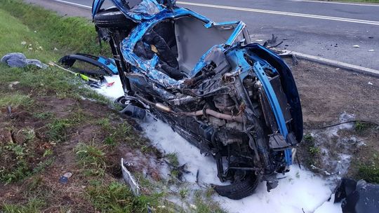 Był zakleszczony w płonącym aucie. Uratowali go policjanci