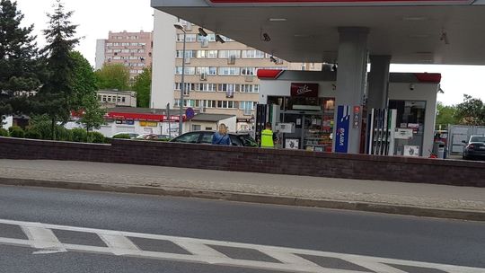 Była tak pijana, że na stacji paliw wjechała w donice z kwiatami