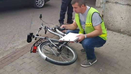 Była tak pijana, że rowerem omal nie zaparkowała w policjanta