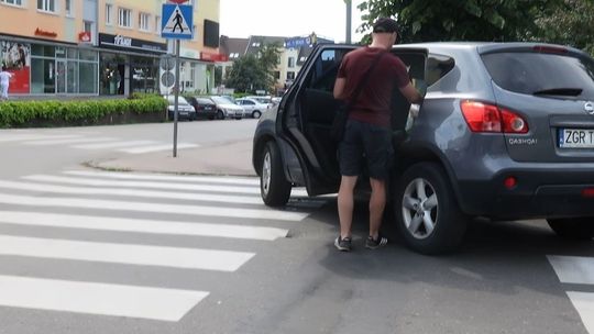 Było miejsce, a zaparkował na pasach