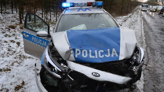 Było tak ślisko, że wjechał w policyjny radiowóz
