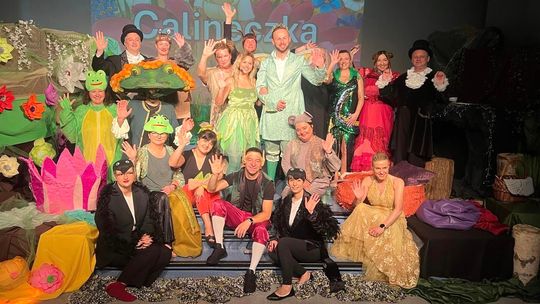 "Calineczkę" zagrali rodzice i nauczyciele. To prezent dla dzieci z SP3