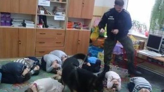 Celnik wpadł do klasy i…