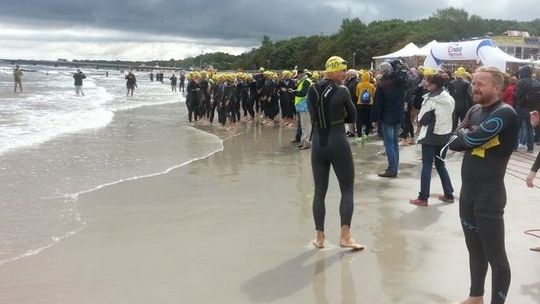 Chabasiński podczas Triathlonu w Kołobrzegu pływał w morzu