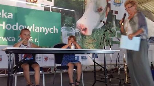 Championy wśród krów oraz mistrzowie w dojeniu i piciu mleka na czas