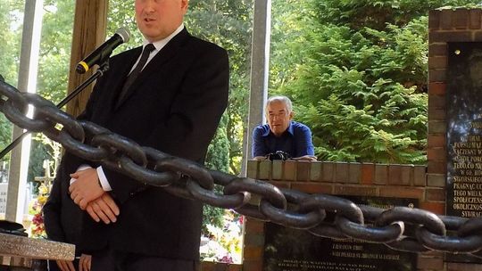 Chcą upamiętnić agresję ceremonią. Przesunęli nawet termin