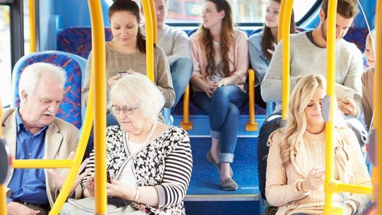 Zakażą głośnego używania telefonów w autobusach? Tylko przez słuchawki